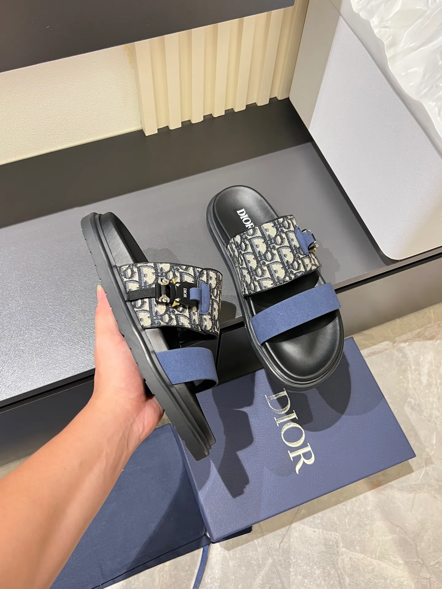 Men's Men's Shoes 💰p320 Dio* Men's Sandals Slippers. Showcasing Dior haute couture design. The Dior gray suede strap is accented with an aluminum Dior buckle for added style. Paired with a comfortable tonal notch sole, they pair easily with shorts or jeans for a sophisticated look. Main body: suede cow leather, technical fabric lining: cow leather, with adjustable straps, aluminum Dior buckle, Dior gray EVA insole, tonal notched rubber outsole splicing structure, size: 38-44 (customized at 45.46)